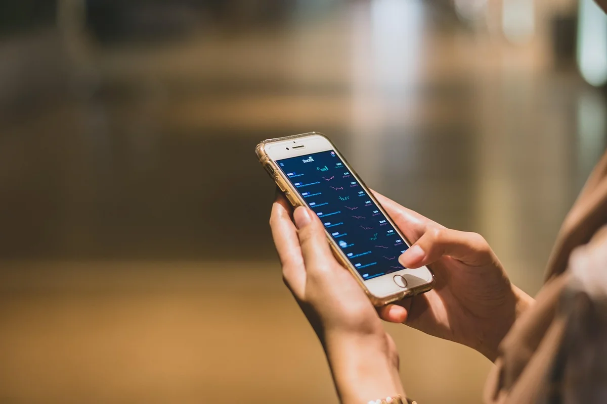 Paiement en ligne vs magasin : les différences qui vous coûtent du temps